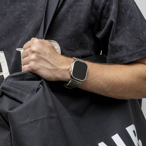 BALR Apple Watch Ultra liquid siliconen band (bruin/titanium)