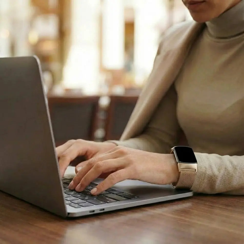 Fitbit Charge 6 Milanese band (sterrenlicht)