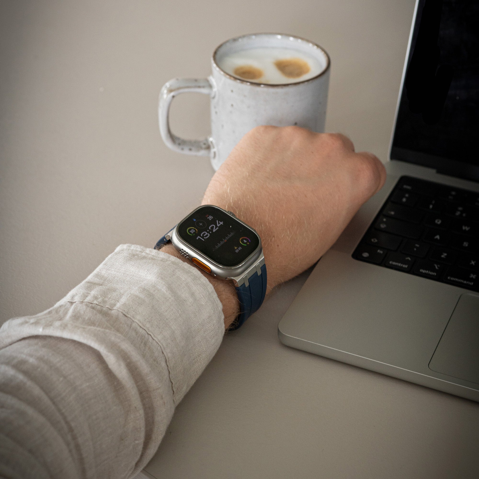 Bandz Apple Watch Silikonarmband 'Luxe Liquid' (Blau mit Silber)
