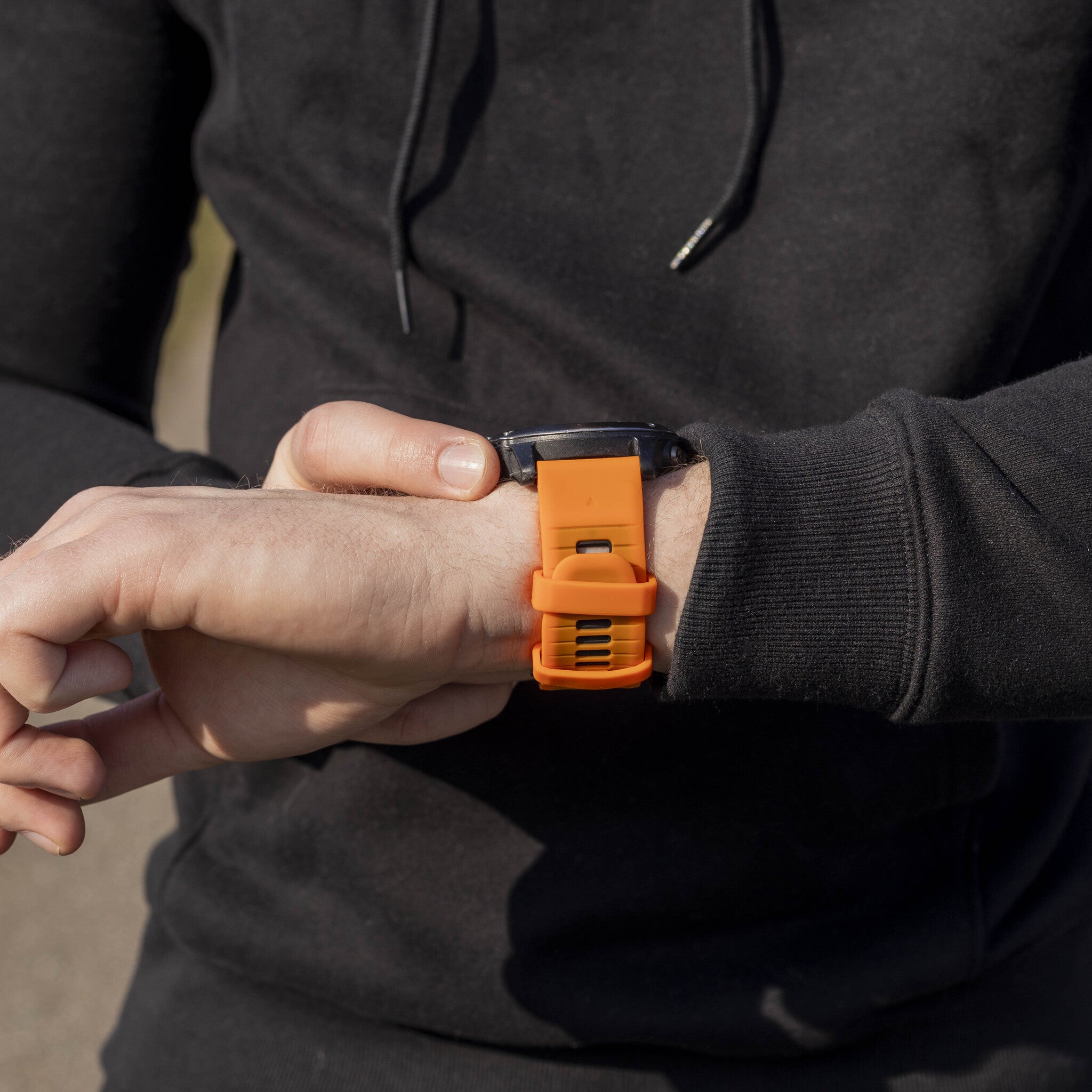 Garmin Fenix 8 Pro - 51mm Sport Armband mit Schnalle (Orange/Schwarz)