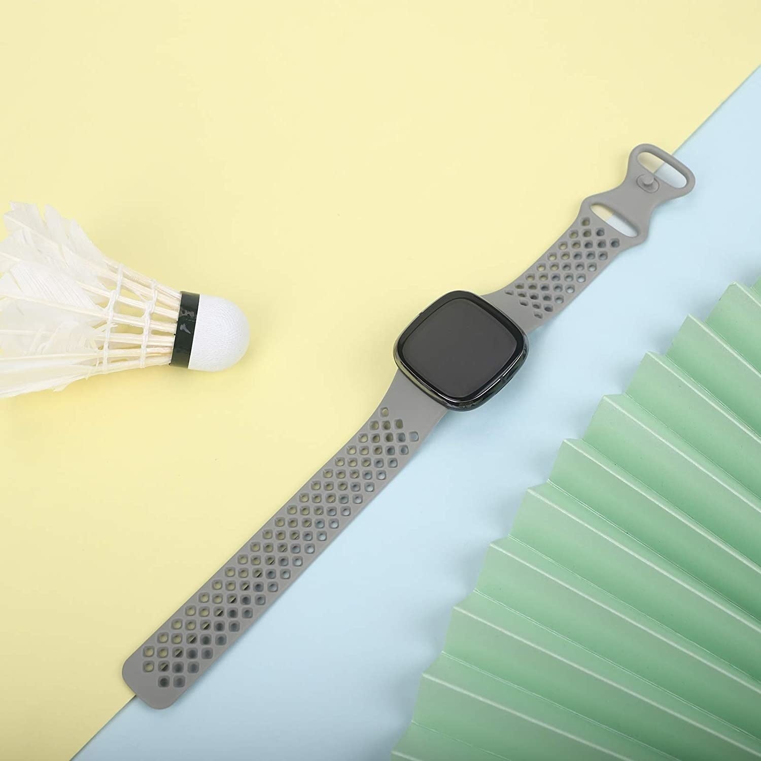 fitbit-versa-3-silikonband-mit-loechern-grau