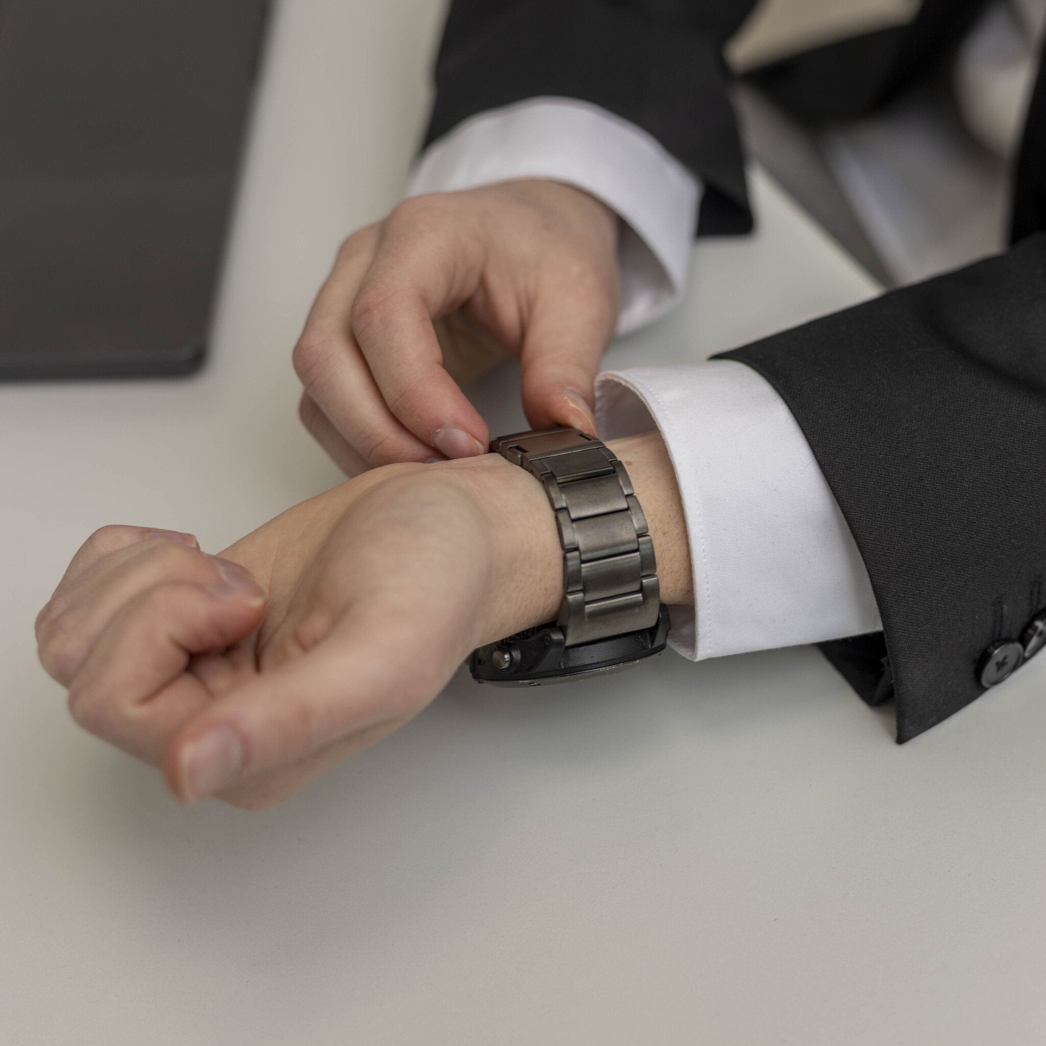 Garmin Descent MK3i - 51mm Magnetic Titanium Strap (Graphite)