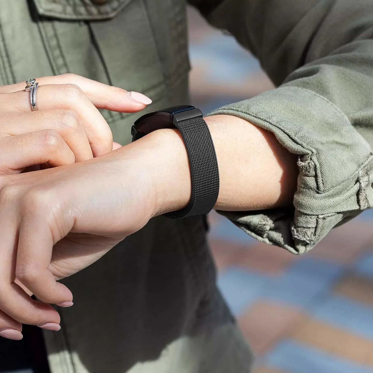 Fitbit Charge 4 Milanese Armband (Schwarz)