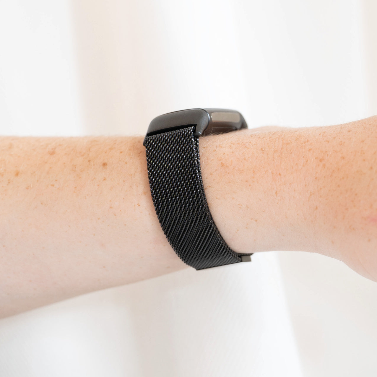 Correa milanesa Fitbit Charge 5 (negra)