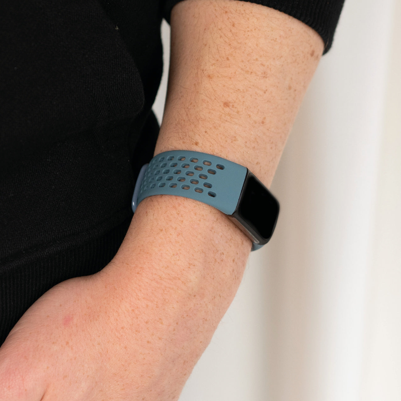 Fitbit Charge 6 atmungsaktives Silikonarmband (Graublau)