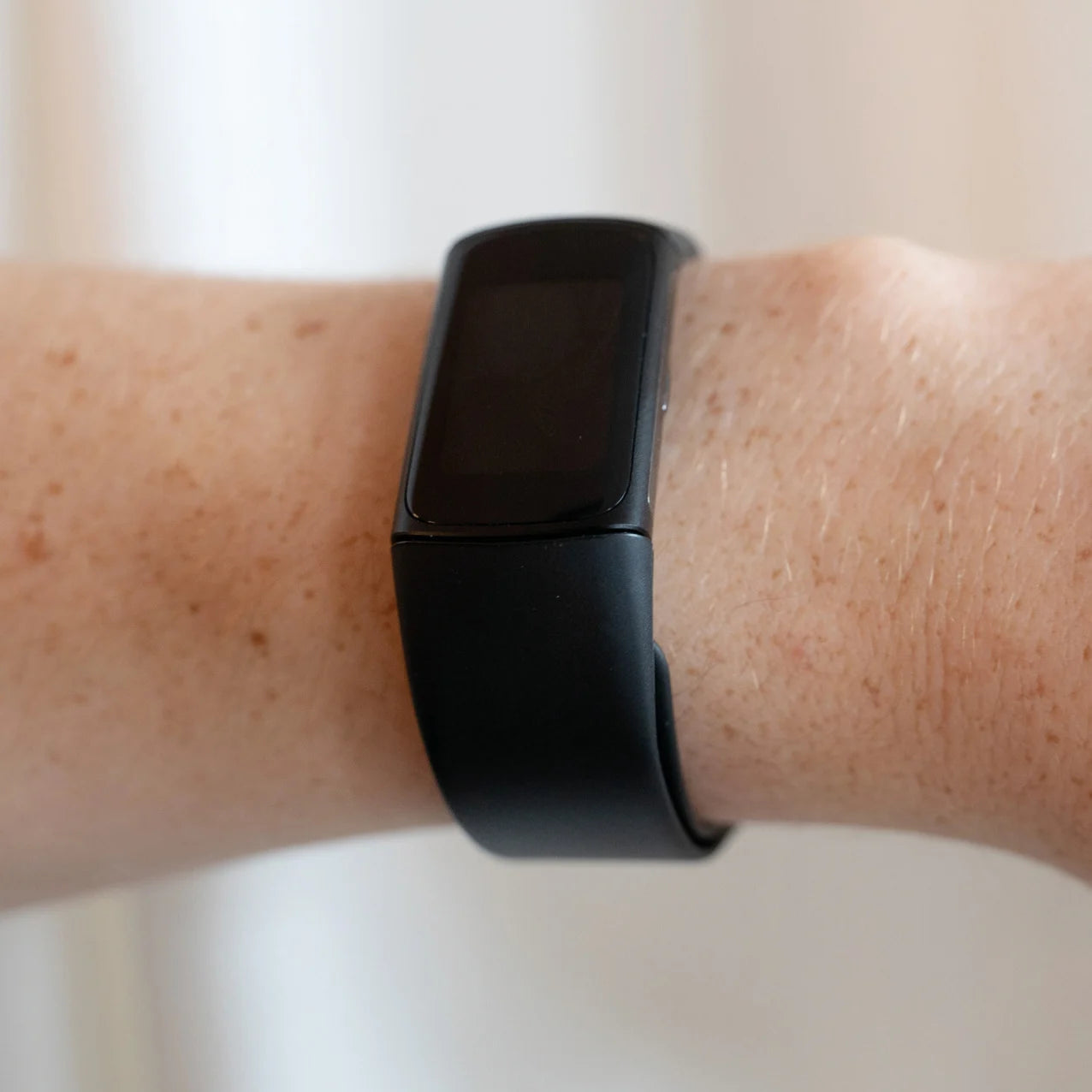 Fitbit Charge 6 Silikonarmband (Schwarz)