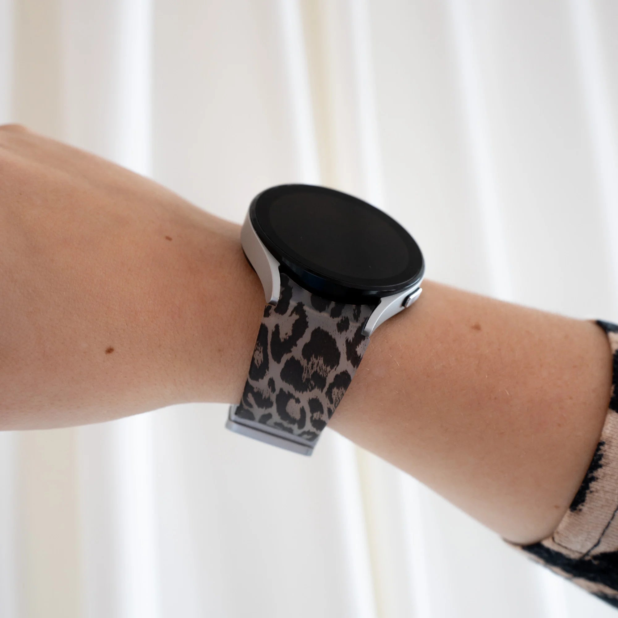 Samsung Galaxy Watch 4 44mm nachtleuchtendes D-Schnalle Armband Leopard